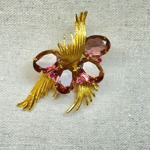 Beautiful VTG Gold Tone Purple Rhinestone Gold‎ Tone Flourish Pin Brooch